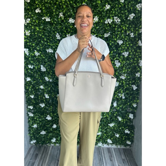 Tory Burch | Emerson large zip top tote in French gray - Picture 15 of 16